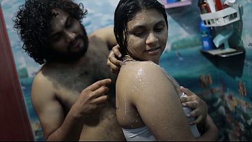 Abis mandi, kakak tiri India langsung ngajak main panas-panasan di kamar mandi.