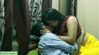 Siapa namanya? Model serial web India panas, adegan ranjang dengan audio Hindi yang jelas