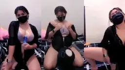 Zaraa Montok Muncrat, Elus-elus Memeknya yang Basah