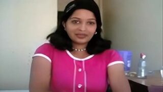 Cewek Bangla buka baju sampe bugil di depan pacarnya, bikin makin panas.
