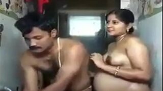 Cowok Patna mandi telanjang bareng istri yang lagi hamil, makin panas makin greget