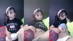 Dedek gemes pamer uting toketnya yang montok bikin ngiler.