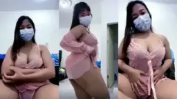 Lendir becek memek montok host seksi balik lagi, siap bikin makin basah.