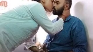 Masturbasi panas seorang wanita horny melayani tangan si penjaga toko dengan gaya nakal dan menggoda.
