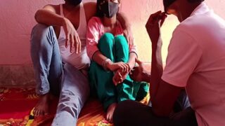 Suami ngewein bini sama orang lain di video sex kampung