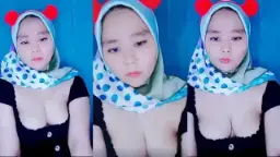 Ukhti sengaja nunjukin belahan TT dedek rara yang bikin greget.