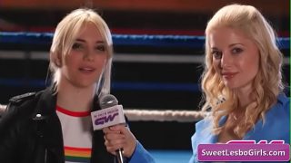 Ariel X dan Sinn Sage, dua pelacur lesbian seksi, saling banting di ring gulat sambil teriak nikmat.