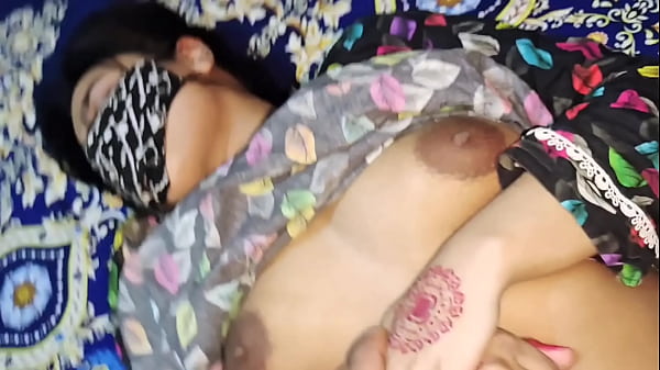 Ibu tiriku ngajarin aku cara ngewe, omongan kotor Hindi, erangan liar, ngentot brutal
