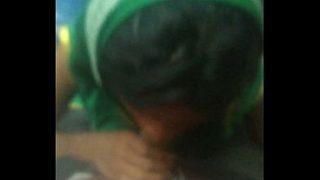 Desi auntie pengemis lokal naik kereta, siap digoyang di dalam gerbong.