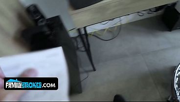 Gadis latin muda goyangin tubuh mulusnya di depan bokap tiri, bikin si tua langsung meleleh.