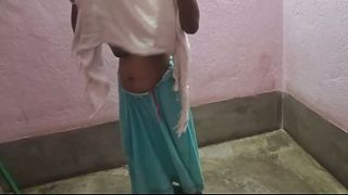 Desi cewek super seksi baru jilat batang besar