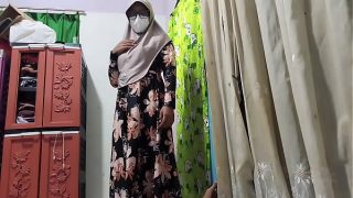 Bu guru kepergok lihat murid lagi main kontol, langsung diajak crot bareng di kelas.