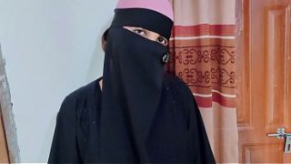 Hijabnya dilepas, si pelacur Jasmine digenjot keras sama orang asing sampai meraung.