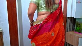 Bhabhi desi village kitchen mein doodhwale ka bill chukane ke liye jor se chudai karti hai, Hindi audio ke saath.