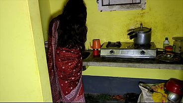 Devar ngeliat bhabhi sendirian di dapur, langsung gasik ngewein chutnya.