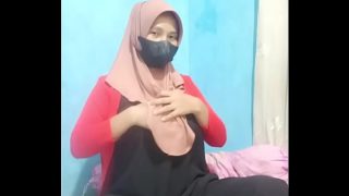 Gadis berjilbab mainin memek pakai dildo sampe crot sendiri