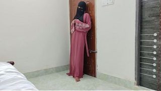 Bokep hijab pertama kali digebahin brutal sampe meringis keenakan