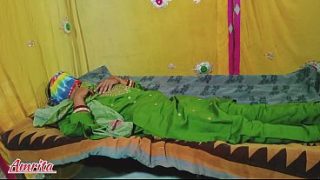 Ciuman basah di kamar, saudara ipar desi India main nikmat panas.