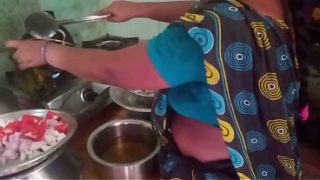 Ibu rumah tangga India main masak-masak panas sama selingkuhan, bikin dapur makin basah.