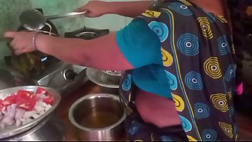 Ibu rumah tangga India main masak-masak panas sama selingkuhan, bikin dapur makin basah.
