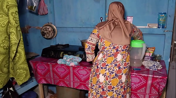 Ngentot istri temen pas lagi masak, crot di dapur