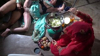 Ibu Tiri Dapur XXX, Dapur India, Bikin Makanan, Gerakan Hot Si Ibu Tiri Desi