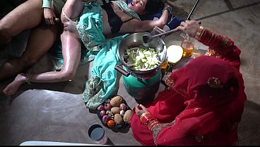 Ibu Tiri Dapur XXX, Dapur India, Bikin Makanan, Gerakan Hot Si Ibu Tiri Desi