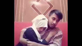 Desi cewek cowok lagi saling jilat lidah di kamar hotel, panas banget!