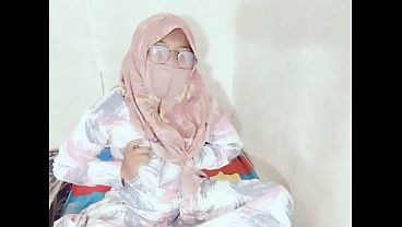 Tante seksi Indonesia lagi viral colmek pake botol, bikin makin panas dan menggoda