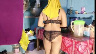 Bu Mertua masak pakai bikini, bikin dapur makin panas dan pikiran makin liar.