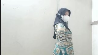 Ngentotin bini tetangga pas suaminya cabut kerja, enak banget rasanya.