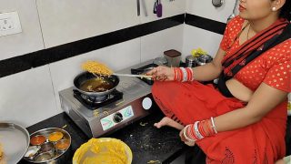 कोमल दिवाली पर नमकीन बना रही थी, देवर ने भाभी को जोर से पकड़ लिया और पीछे से दबोच लिया