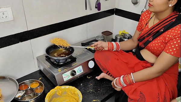 कोमल दिवाली पर नमकीन बना रही थी, देवर ने भाभी को जोर से पकड़ लिया और पीछे से दबोच लिया