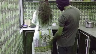 Bini tetangga kesepian digebukin di dapur sambil masak, suara nafasnya bikin makin greget