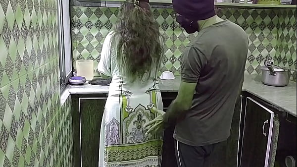 Bini tetangga kesepian digebukin di dapur sambil masak, suara nafasnya bikin makin greget