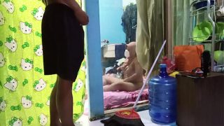 Ngentotin istri temen yang lagi sibuk colmek sampe muncrat