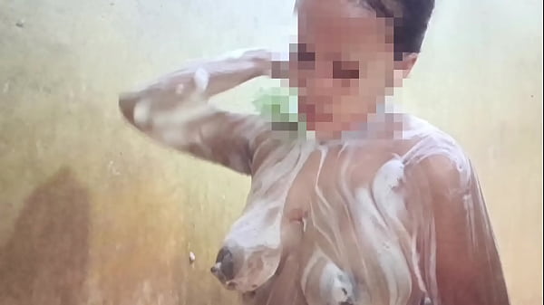 Lihatin aku mandi sayang, jangan cuma liat doang.