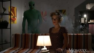 Ibu Rumah Tangga Kesepian Malam Halloween, Dijelajahi Dalam oleh Alien