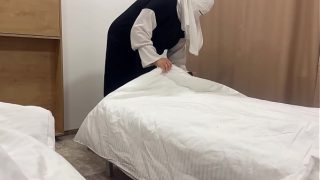 Gadis Arab nakal bikin tamu hotel klepek-klepek di kamar pake memek sempitnya yang basah.