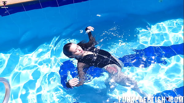 Jessica Bunny ngeseks di kolam renang, airnya muncrat-muncrat