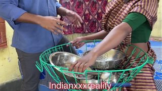 Nonton bokep India terbaik, keluarga tiri desi, suara Hindi jelas, bikin makin greget.