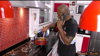 Chamou a puta Thays Santos pra jantar, enfiei a cara no rabo dela e lambi até o talo.