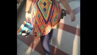 Big Indian aunty, pantat gede jalan sambil goyang bikin makin liur