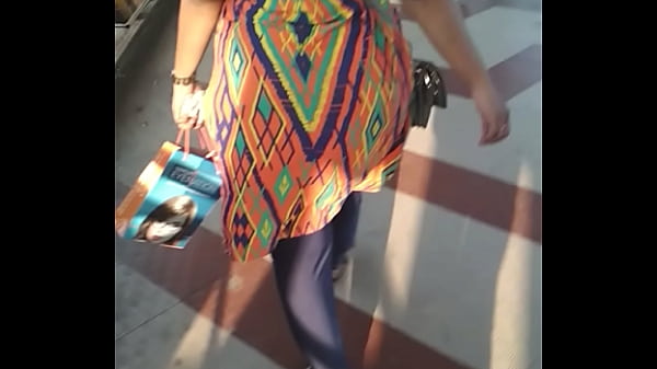 Big Indian aunty, pantat gede jalan sambil goyang bikin makin liur