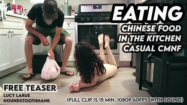 Makan makanan China di dapur, telanjang bulat tanpa malu-malu, gaya santai yang bikin greget.