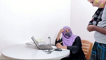 Bankir Hijab Montok Digenjotin Petani Kampung, Desi Chudai Panas