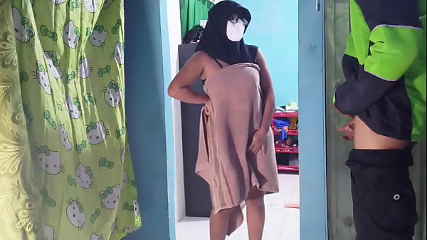 Kepergok ojol pas lagi sibuk mainin kontol sendiri.