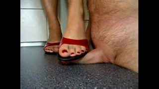 Bini orang binal ngincer kontol adik ipar sambil nendangin