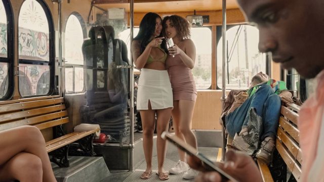 Becak Umum Penuh Kontol, Dua Cewek Satu Supir Erotis di Halte