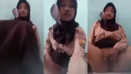 Gadis SMA pake toge, keliatan meki basah sampe mengkilap